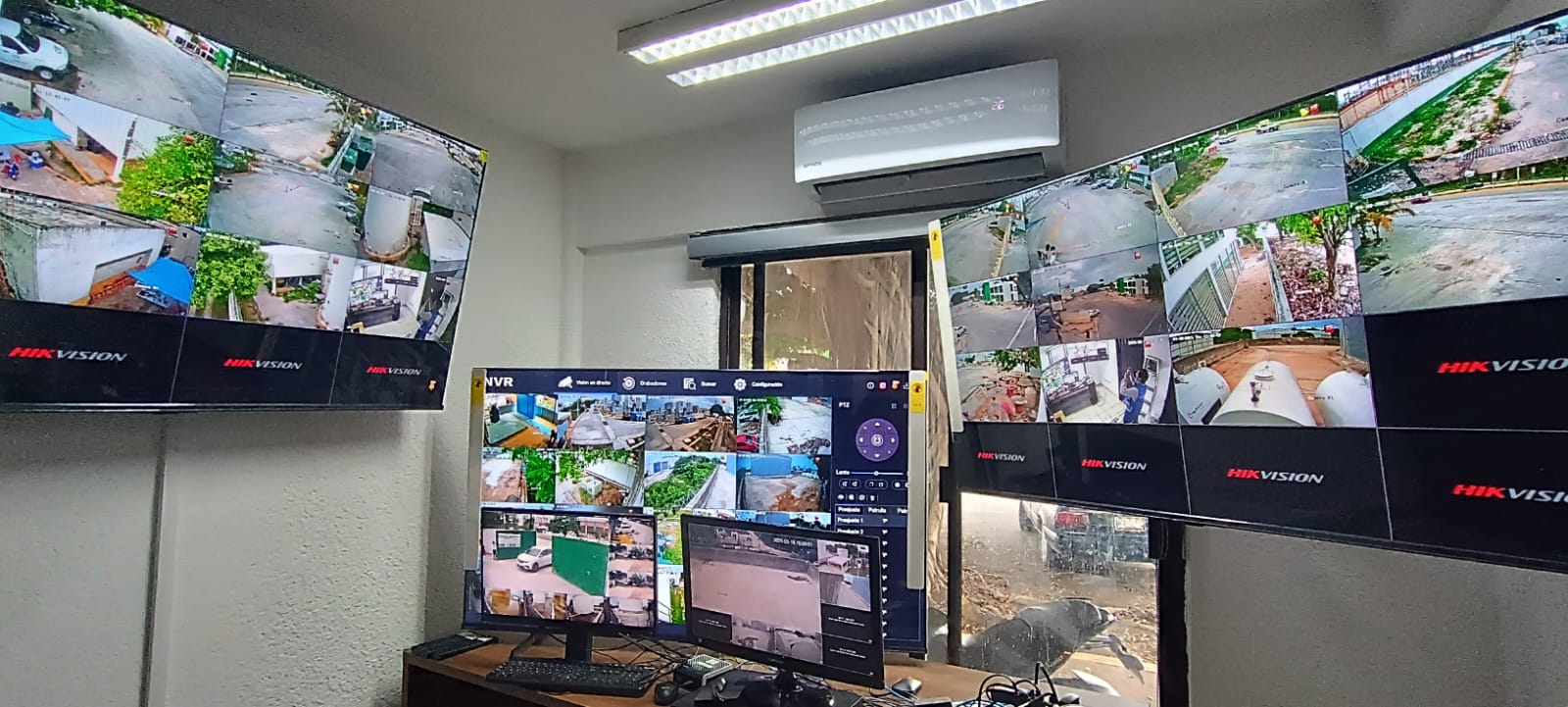 Centro de monitoreo con pantallas para CCTV empresarial