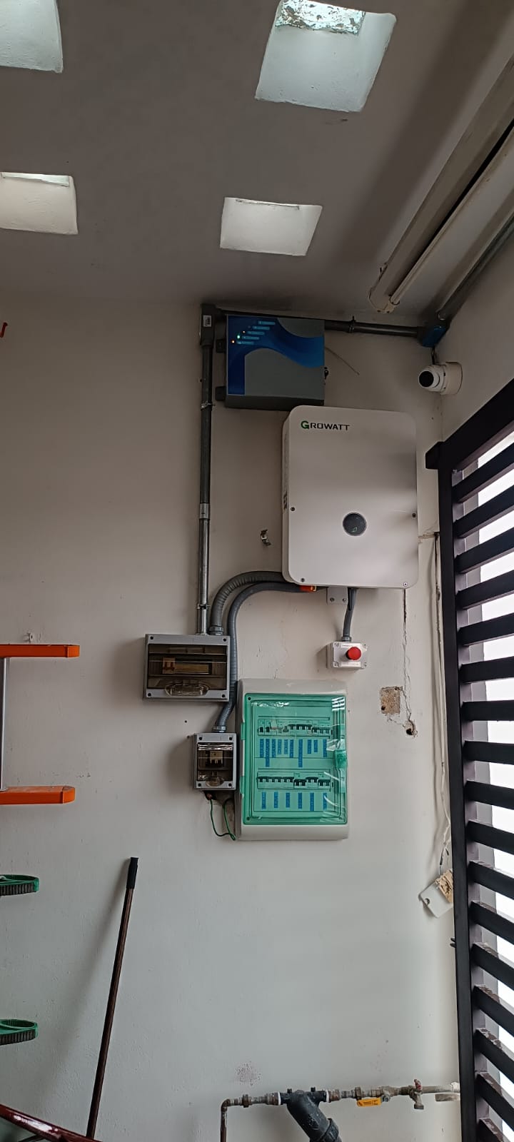 Equipo eléctrico montado en muro con canalizaciones